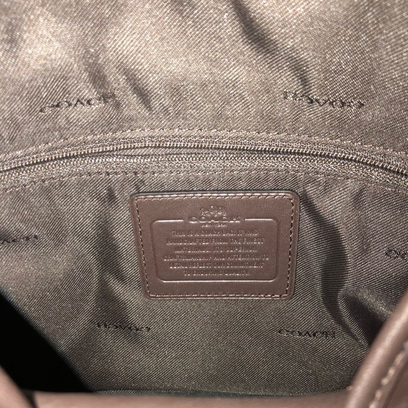 Coach classic shoulder bag with dust cover - Picture 5 of 5
